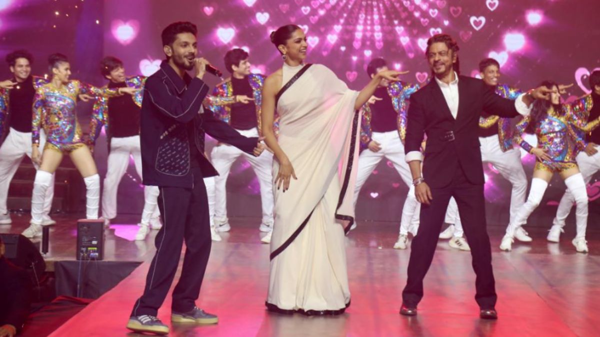 shah-rukh-khan-applauds-jawan-team-compliments-deepika-padukone-and-himself-in-hilarious-way-watch